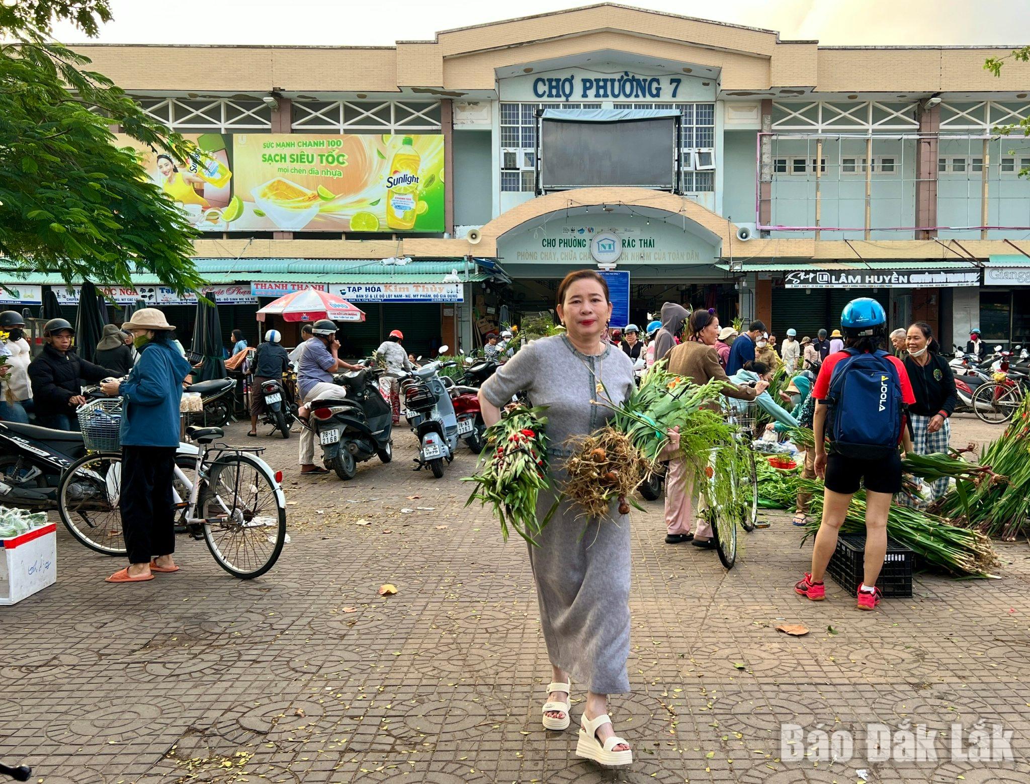 แม่บ้านหลายคนซื้อดอกไม้สดมาตกแต่งบ้านในช่วงเทศกาลตรุษจีนด้วยเช่นกัน