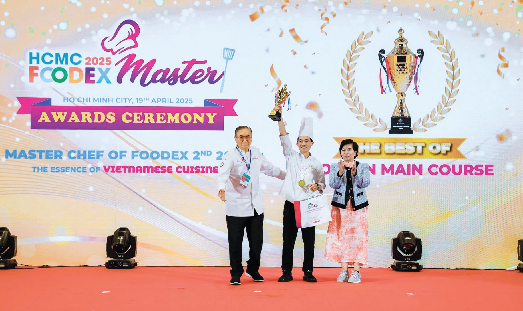 เหงียน วัน ฮวา (ตรงกลาง) ชนะเลิศการแข่งขันมาสเตอร์เชฟของงาน FOODEX - ภาพ: D.H