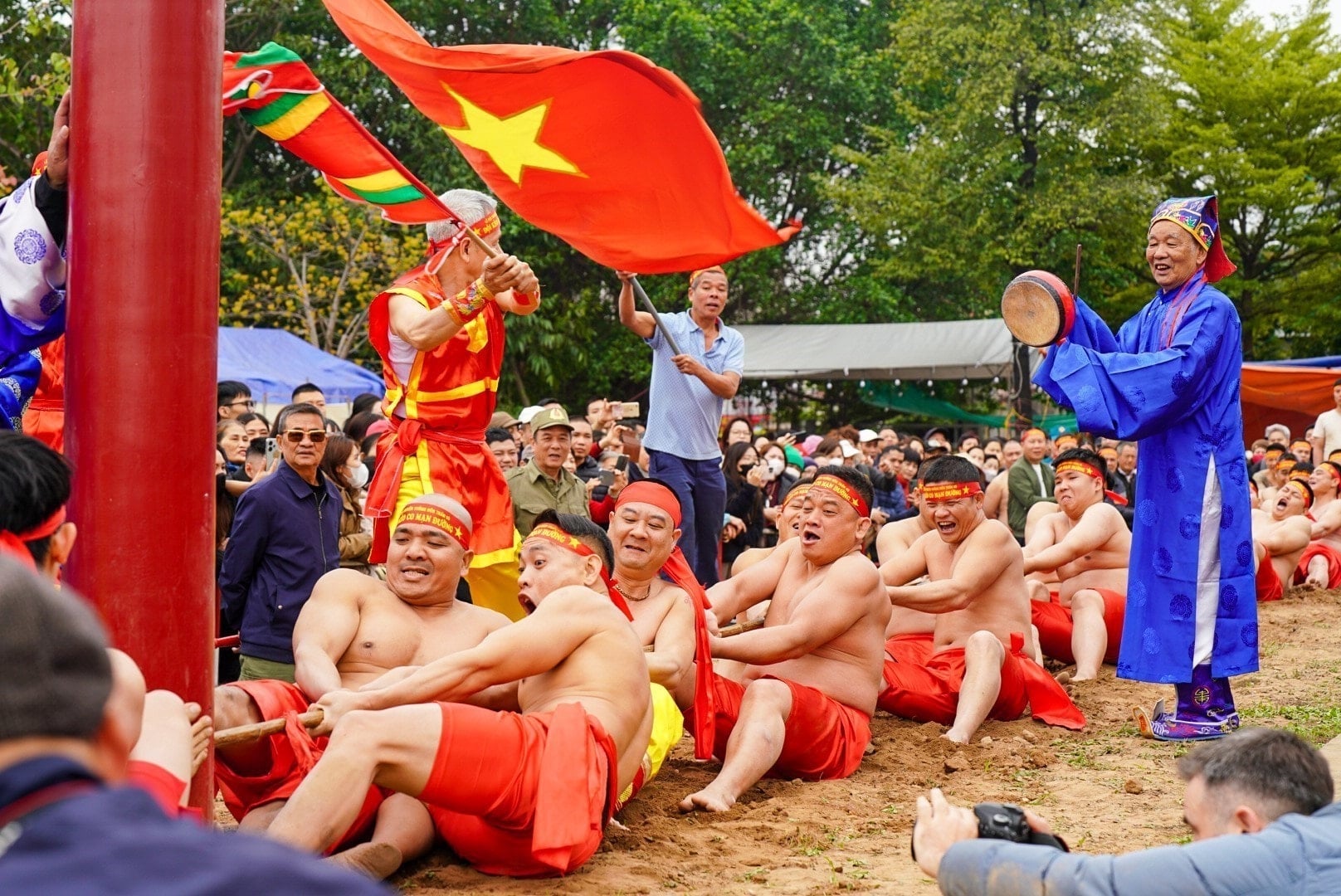 Trò chơi dân gian ngày Tết - chất keo gắn kết cộng đồng - Ảnh 1.