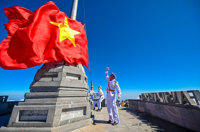 Độc đáo hội xuân “mở cổng trời” trên đỉnh Fansipan - Ảnh 4.