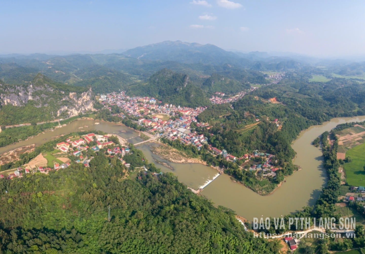 Úsek řeky Ky Cung protékající obcí Na Sam (Foto: BUI VINH THUAN)