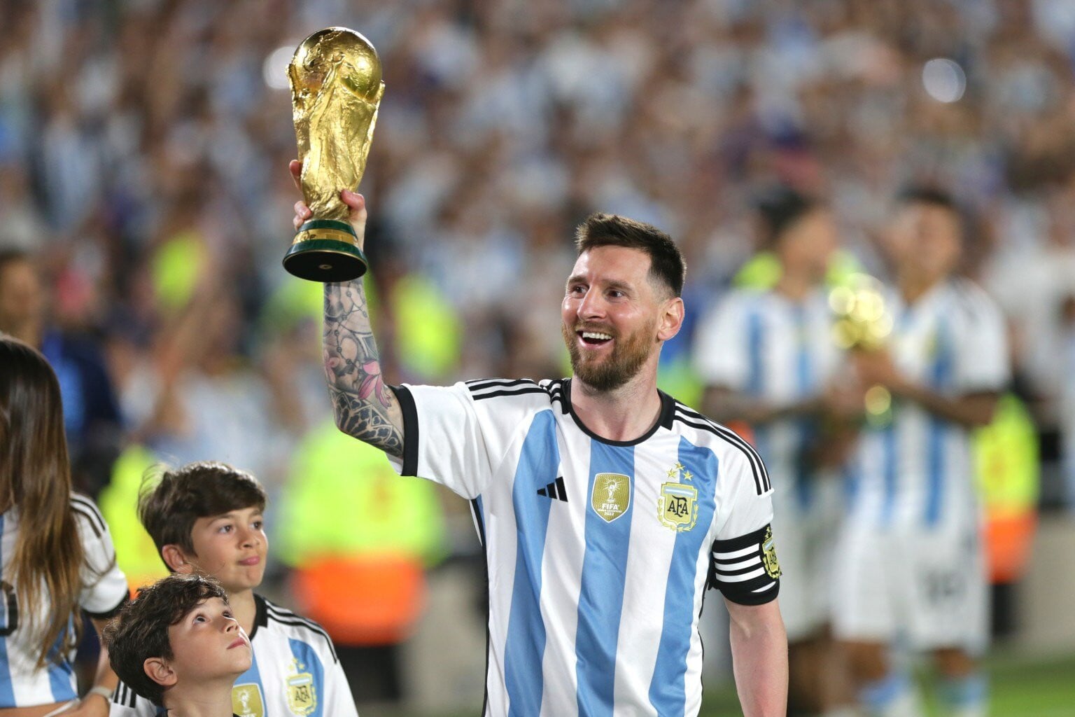 www_thesun_co_uk lionel messi argentina solleva fifa 1033318367 (1).jpg