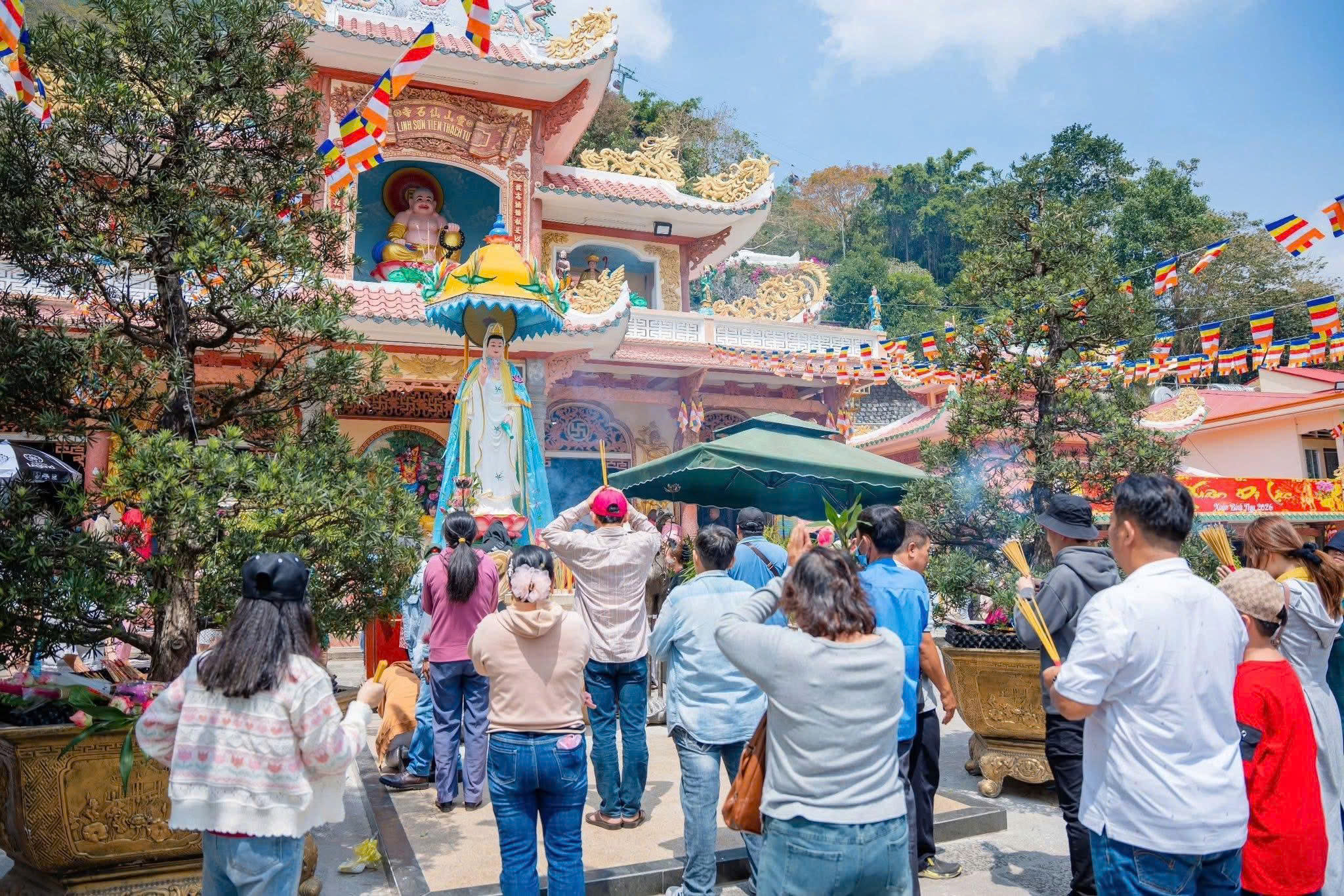  Núi Bà Đen đón lượng khách 