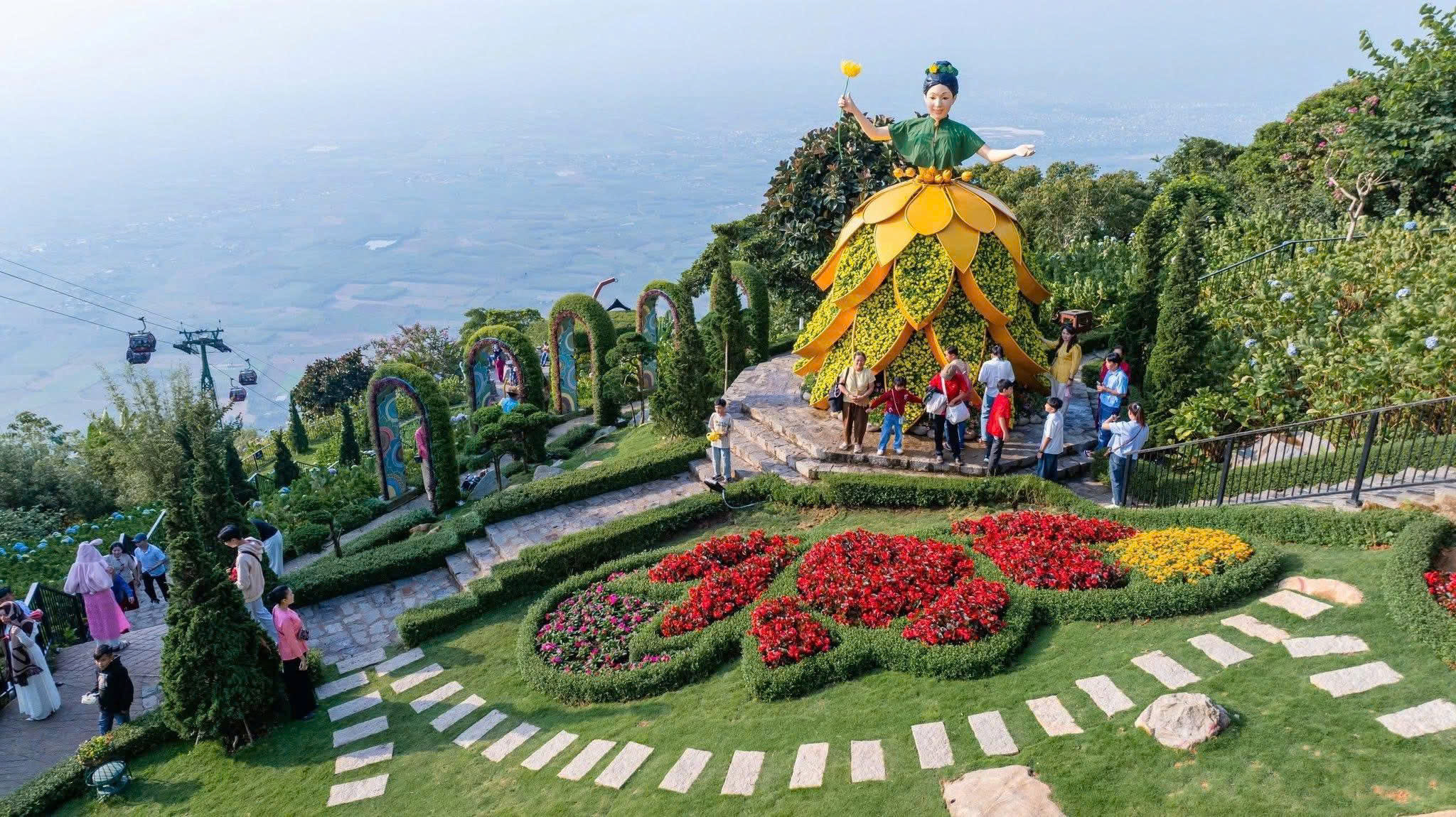  Núi Bà Đen đón lượng khách 