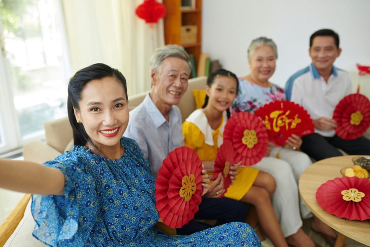 Le famiglie vietnamite comunicano sempre più spesso online - Foto 1. gia đình Việt - Ảnh 1.