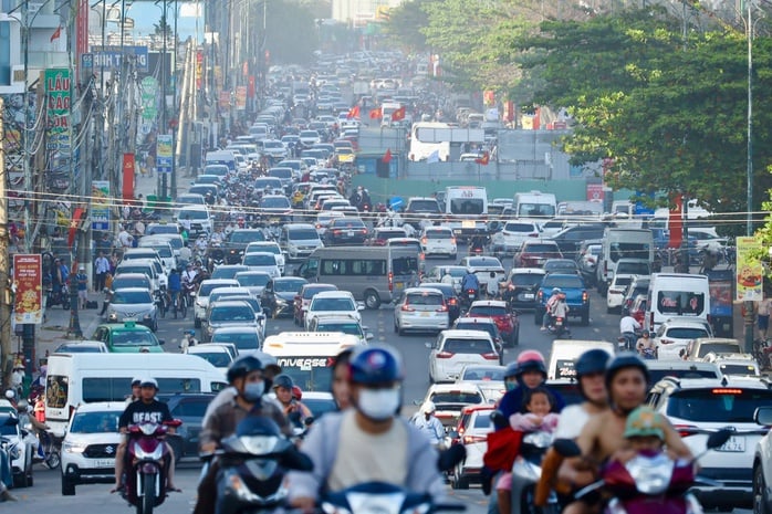 Nei primi giorni di primavera, Vung Tau è stata invasa dai turisti, rendendola estremamente affollata - Foto 1.