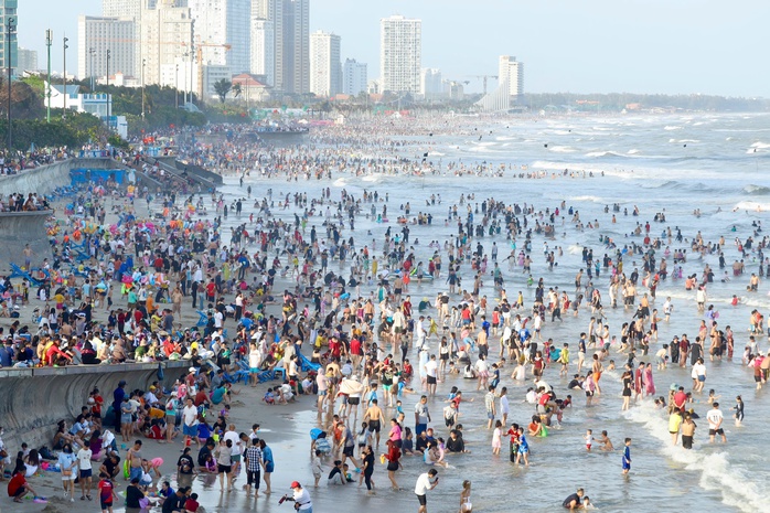 Nei primi giorni di primavera, Vung Tau è stata meta di un'ondata di turisti, che l'hanno resa estremamente affollata (Foto 2).