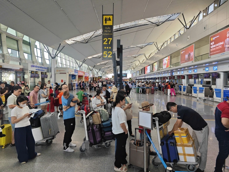 L'aeroporto di Tan Son Nhat batte un record storico: accoglie oltre 170.000 passeggeri nel quarto giorno del Tet - Foto 1.