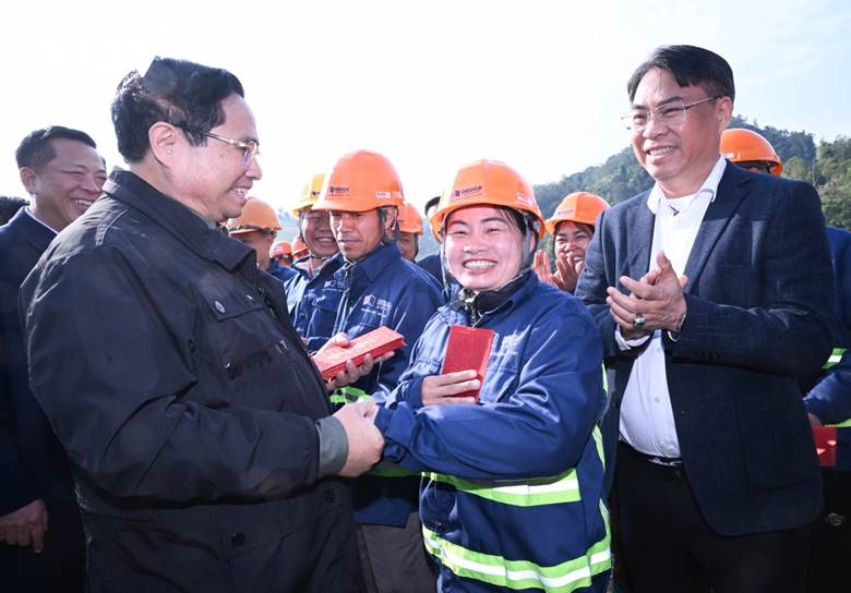 O Primeiro Ministro ofereceu presentes como forma de incentivo e votos de Feliz Ano Novo às equipes que trabalham atualmente nos projetos das rodovias Huu Nghi - Chi Lang e Dong Dang - Tra Linh.
