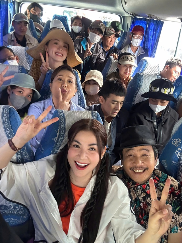 Il regista Xuan Phuoc è felice di averla nel cast di 'This Tet holiday' - Foto 4. Đạo diễn Xuân Phước vui vì 'Tết này có em'- Ảnh 4.