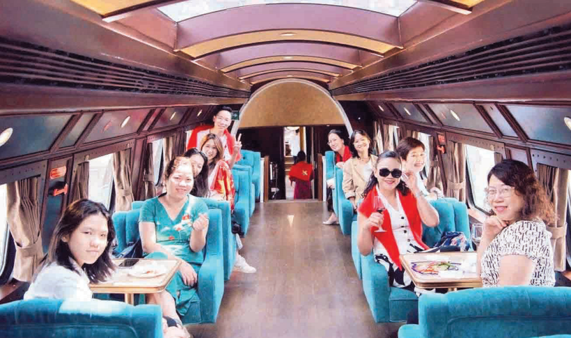 นักท่องเที่ยวได้สัมผัสประสบการณ์การเดินทางด้วยรถไฟสายประวัติศาสตร์ฮานอย - บักนิญ