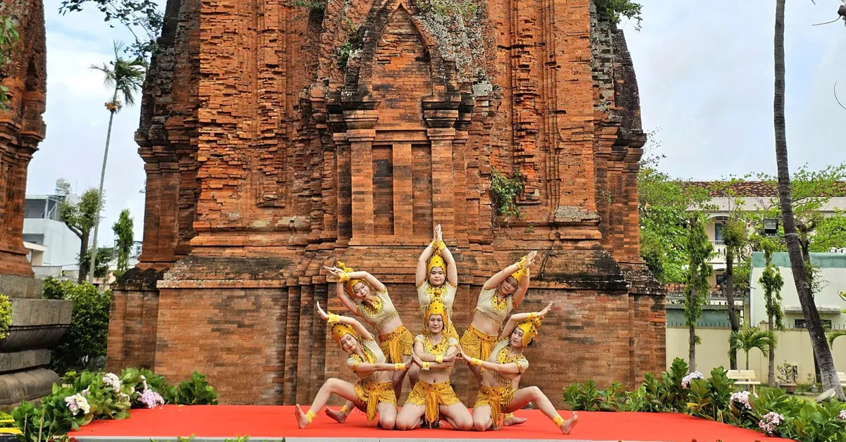 Le antiche torri di Gia Lai attraggono i turisti all'inizio dell'Anno del Cavallo (2016) - Foto 3. Tháp cổ ở Gia Lai hút khách du lịch đầu Xuân Bính Ngọ- Ảnh 3.