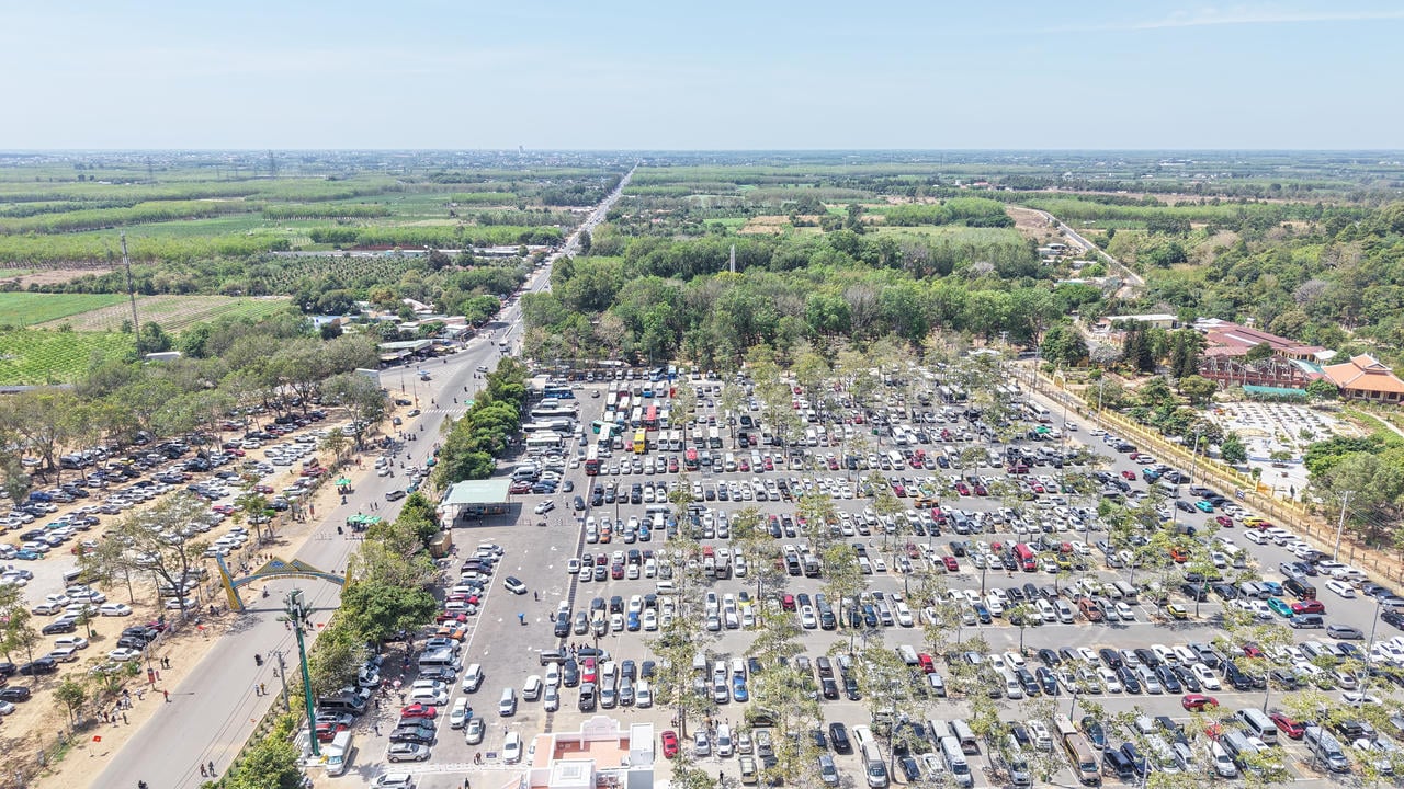 Migliaia di persone si sono recate in auto al monte Ba Den per il pellegrinaggio.