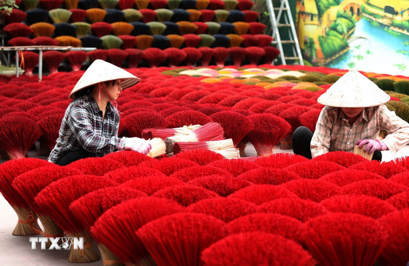 Sản xuất hương truyền thống ở Quảng Phú Cầu. (Ảnh: Thành Phương/TTXVN)