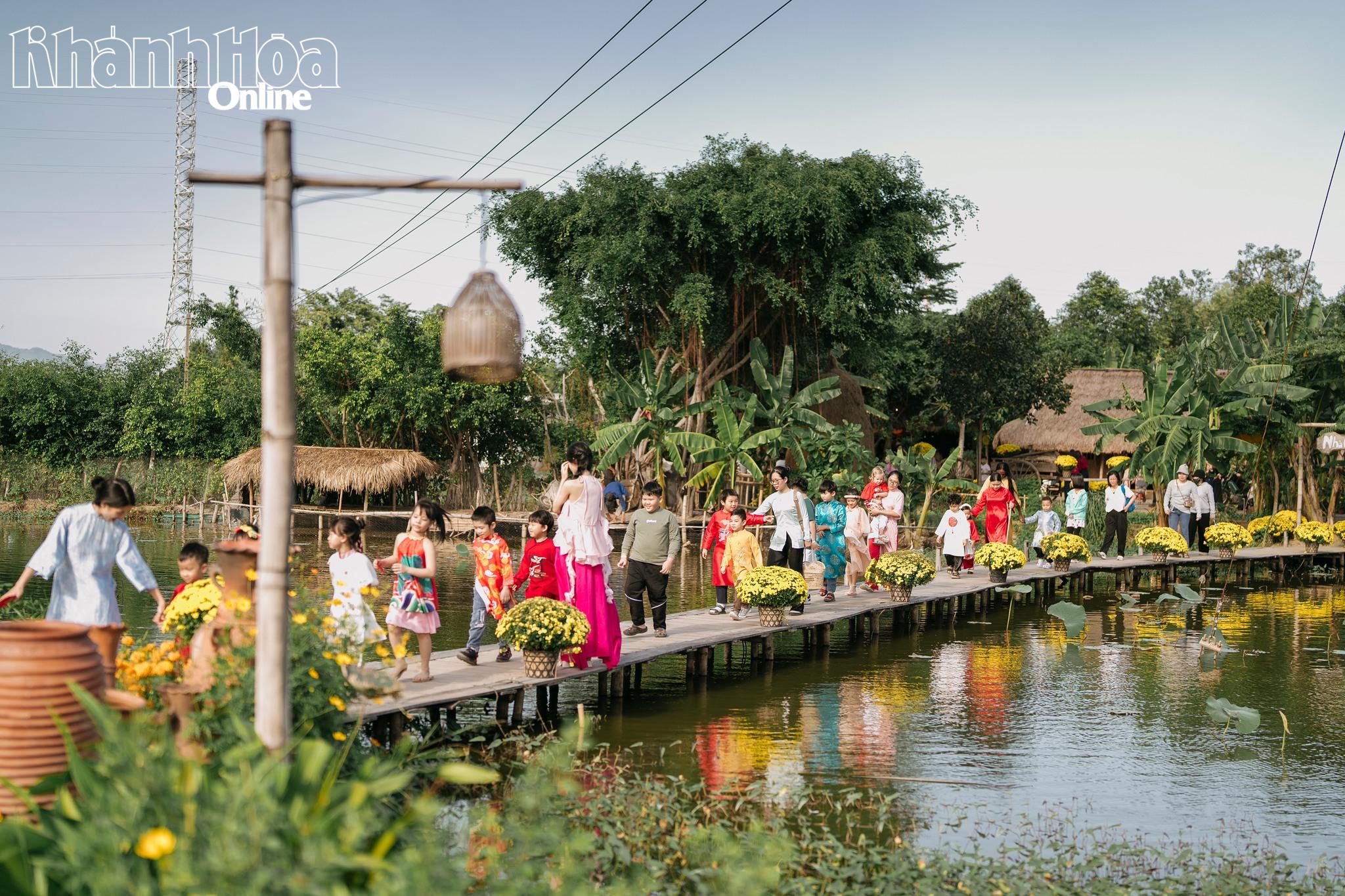 ភូមិសិប្បកម្មប្រពៃណីនៃទីក្រុងញ៉ាត្រាងក៏បានទាក់ទាញភ្ញៀវទេសចរមួយចំនួនធំផងដែរក្នុងអំឡុងពេលបុណ្យចូលឆ្នាំចិន ឆ្នាំសេះ (ប៊ិញង៉ូ)។