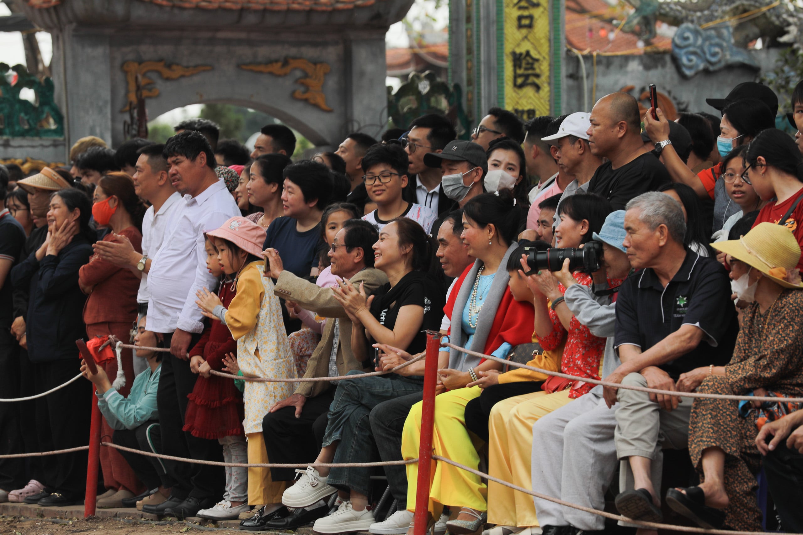 Vzrušující zápasnický festival na mostě Thuy Linh začátkem jara 2026 -1