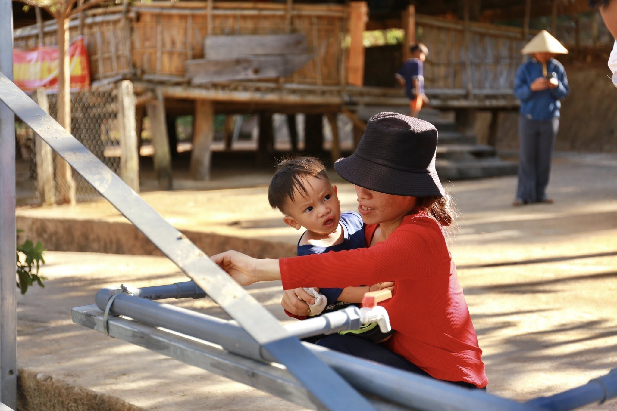 آب پاک، روشنایی را به روستای کن رولونگ میآورد. Nước sạch thắp sáng bản Kon Rlong