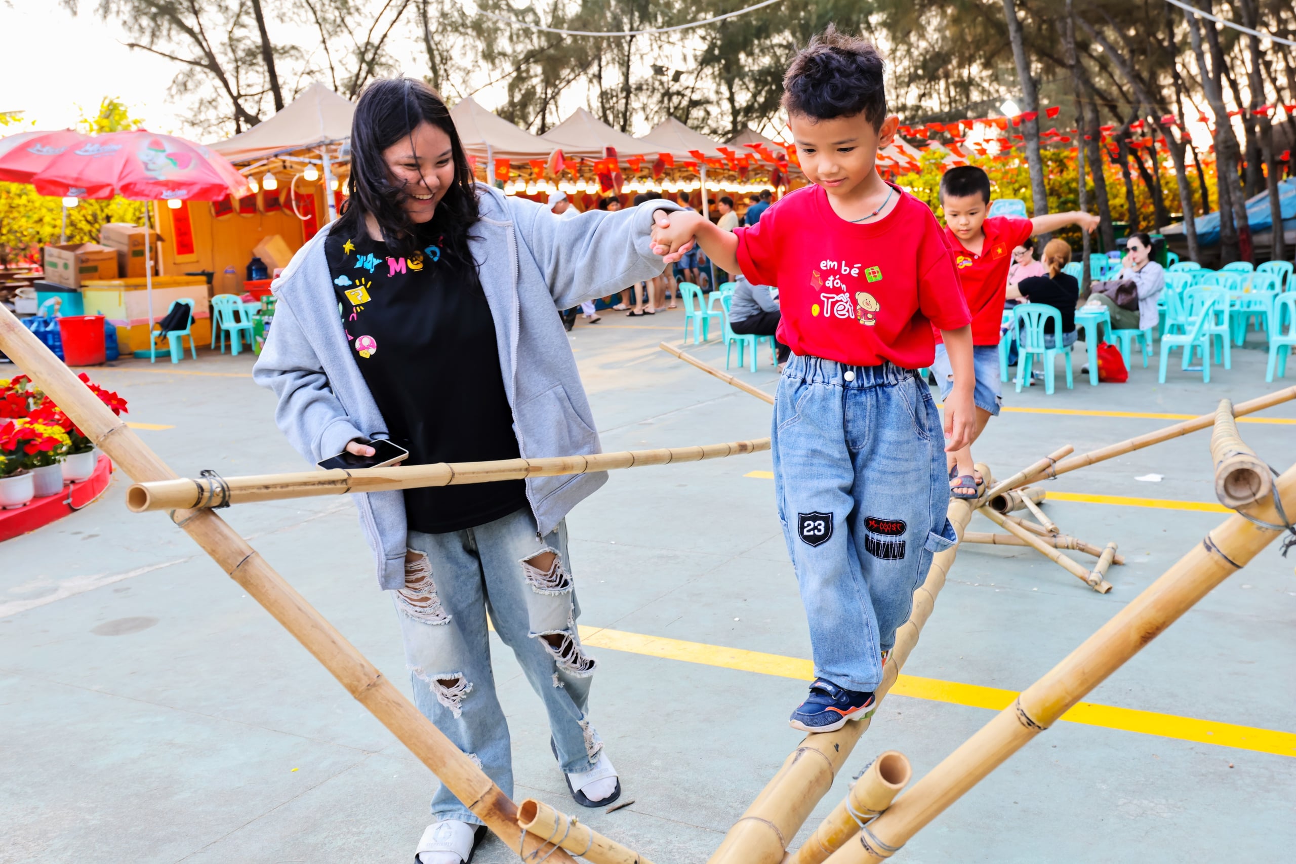 Cần Giờ đông nghịt khách mùng 5-6 tết, trò chơi dân gian tấp nập- Ảnh 8.