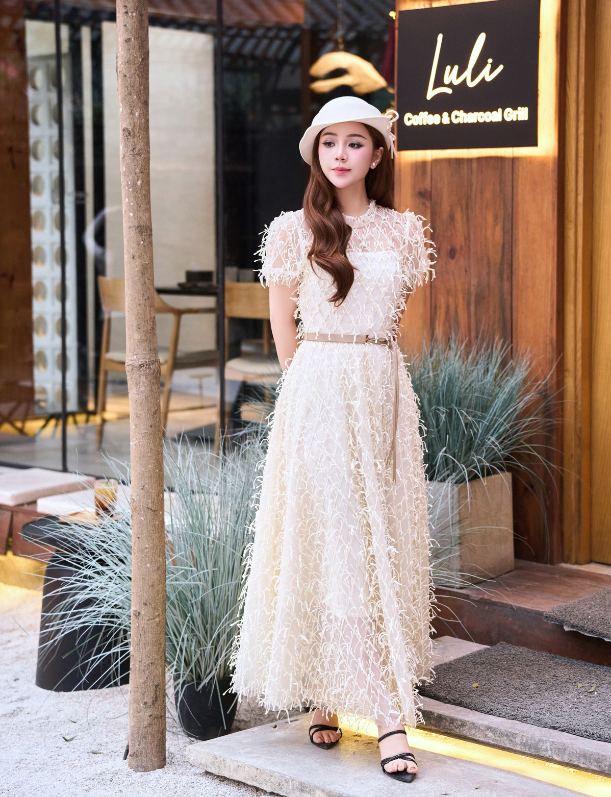 Impresionantes estilos de moda primaveral para hacer que el Año Nuevo Lunar sea aún más vibrante - Foto 1. Những mẫu Thời trang du Xuân ấn tượng cho ngày Tết thêm rực rỡ - Ảnh 1.
