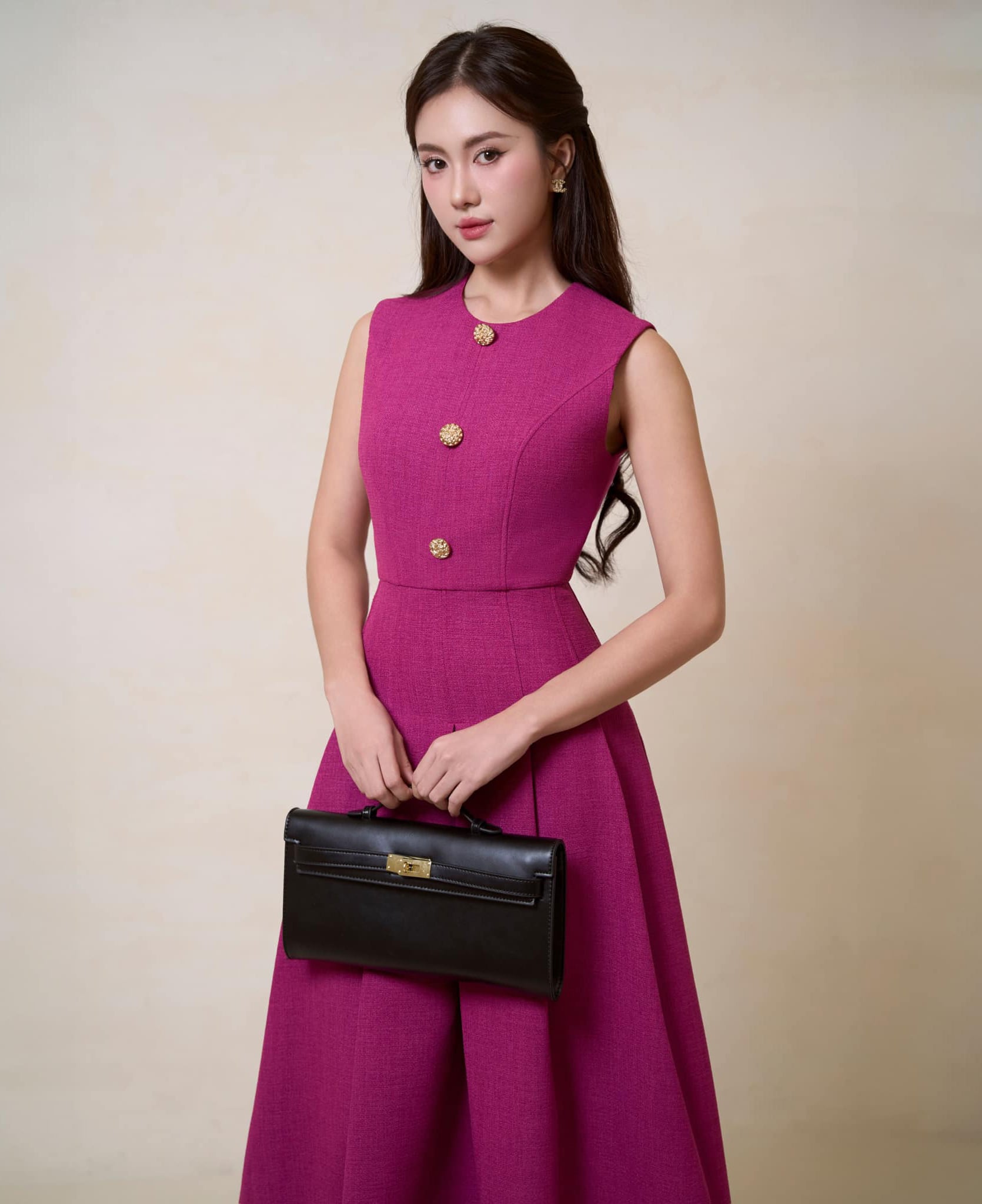 Impresionantes estilos de moda primaveral para hacer que el Año Nuevo Lunar sea aún más vibrante - Foto 2. Những mẫu Thời trang du Xuân ấn tượng cho ngày Tết thêm rực rỡ - Ảnh 2.