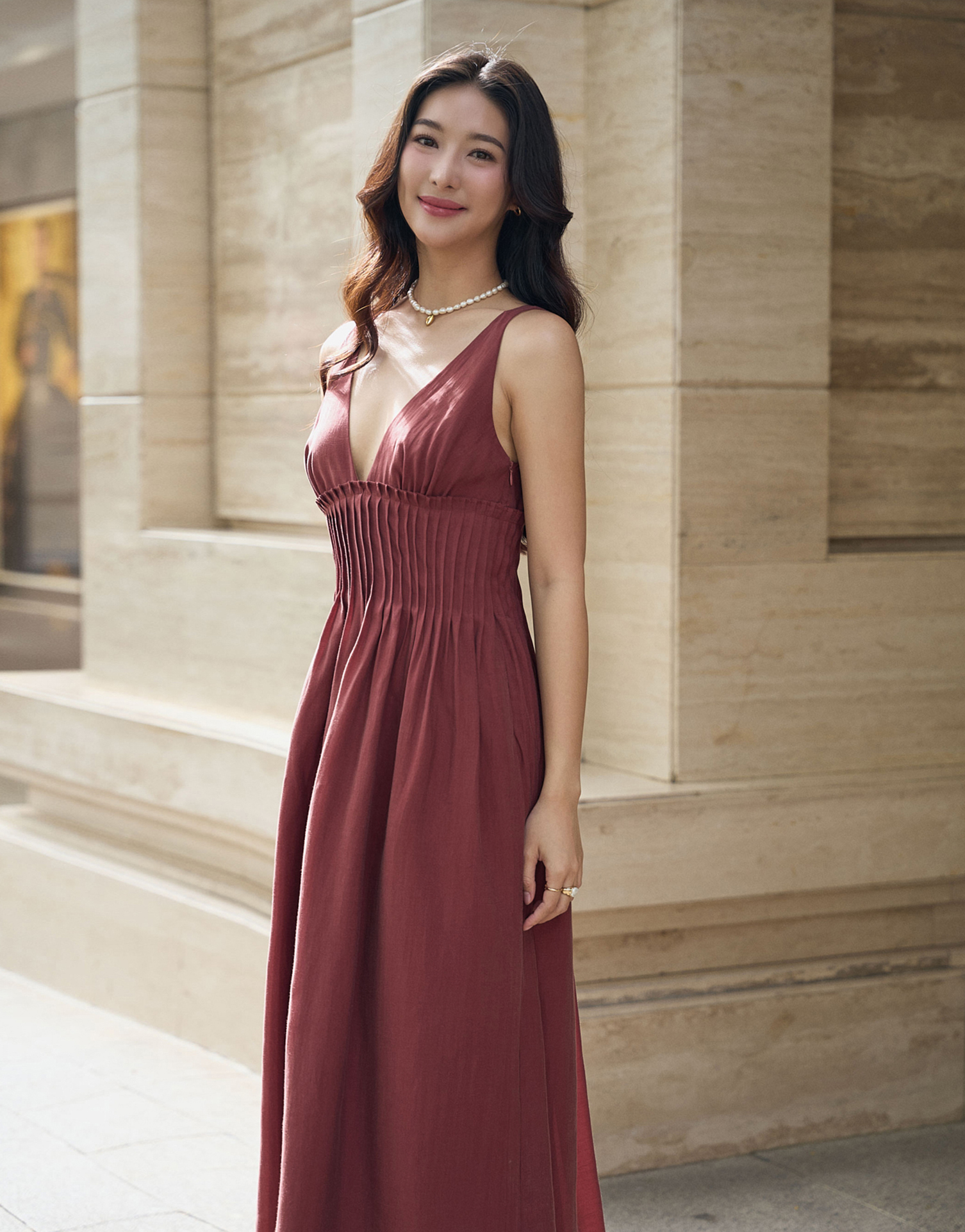 Impresionantes estilos de moda primaveral para hacer que el Año Nuevo Lunar sea aún más vibrante - Foto 3. Những mẫu Thời trang du Xuân ấn tượng cho ngày Tết thêm rực rỡ - Ảnh 3.