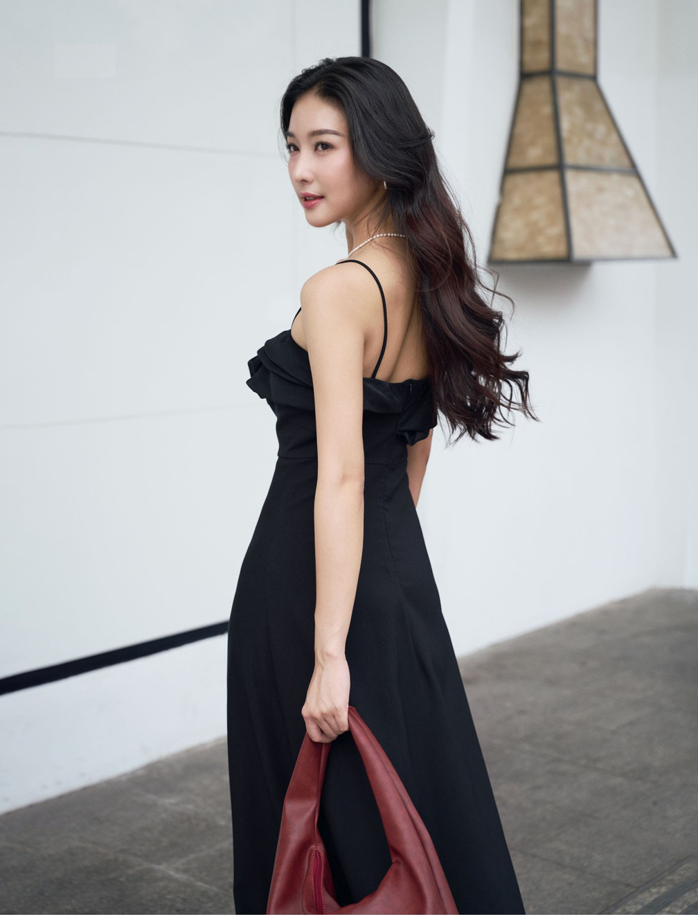 Impresionantes estilos de moda primaveral para hacer que el Año Nuevo Lunar sea aún más vibrante - Foto 4. Những mẫu Thời trang du Xuân ấn tượng cho ngày Tết thêm rực rỡ - Ảnh 4.