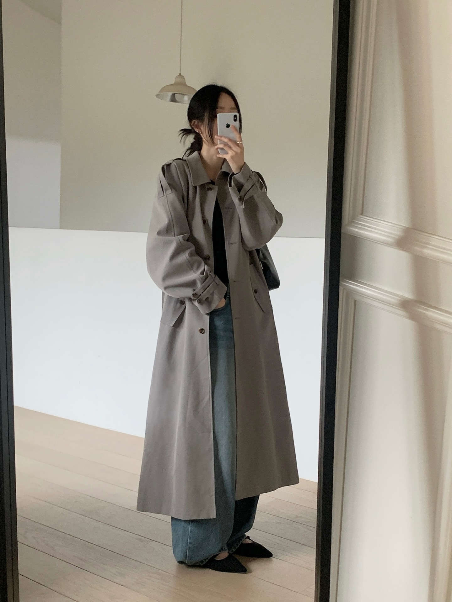Impresionantes estilos de moda primaveral para hacer que el Año Nuevo Lunar sea aún más vibrante - Foto 7. Những mẫu Thời trang du Xuân ấn tượng cho ngày Tết thêm rực rỡ - Ảnh 7.