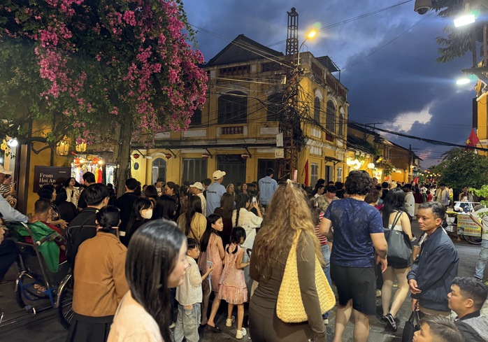 Si prevede che il turismo a Da Nang durante le festività del Tet del 2026 attrarrà 1,1 milioni di visitatori e genererà un fatturato di 4 trilioni di VND - Foto 1. Đà Nẵng du lịch Tết 2026 thu hút 1 , 1 triệu lượt khách và 4 . 000 Tỉ đồng doanh thu - Ảnh 1.