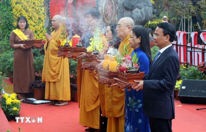 ttxvn-khai-hoi-xuan-bai-dinh-linh-thieng-tren-mien-dat-co-2202-2.jpg