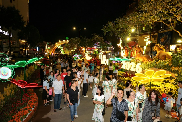 Can Tho és Dong Thap turizmusa várhatóan bevételnövekedést fog mutatni a 2026-os holdújévben - 4. kép. Du lịch Cần Thơ và Đồng Tháp bùng nổ doanh thu trong dịp Tết Nguyên đán 2026 - Ảnh 4.