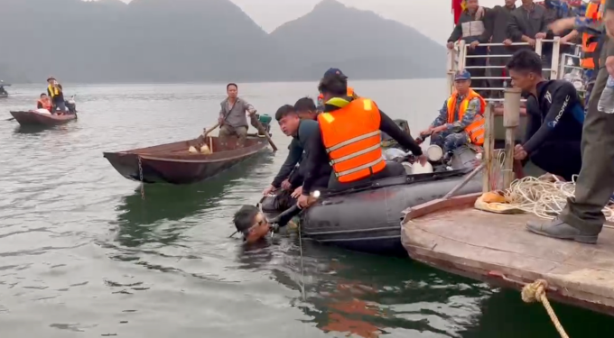 I sommozzatori cercano le vittime e le portano a riva. (Immagine ritagliata dal video)