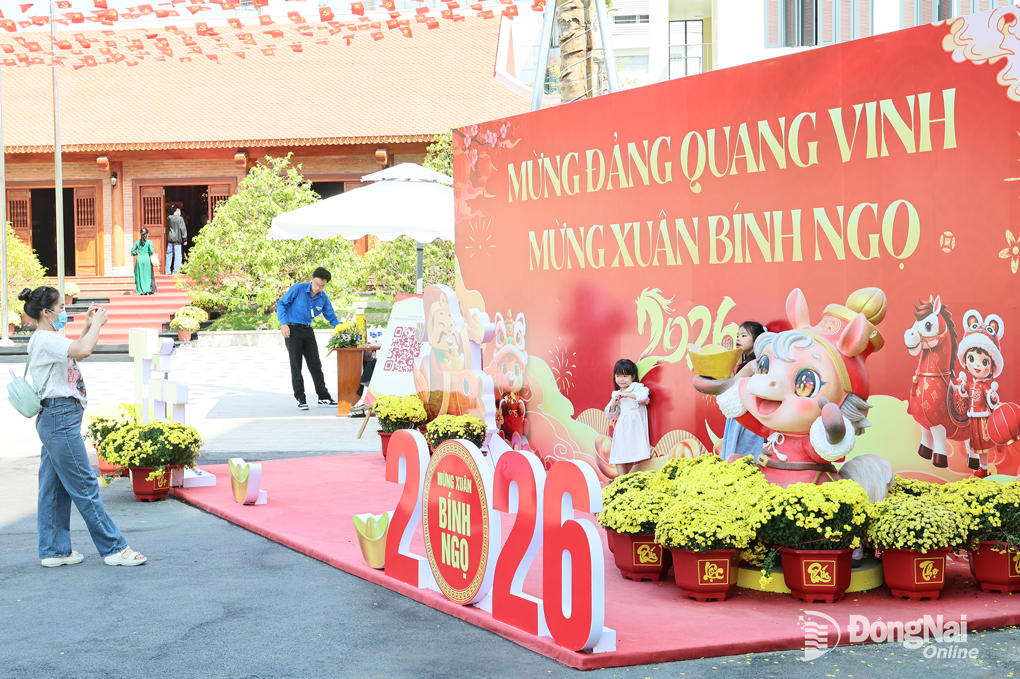 Many families chose the grounds of the Dong Nai Provincial Party Committee as their spring holiday destination during the Lunar New Year of the Horse 2026. Photo: Cong Nghia