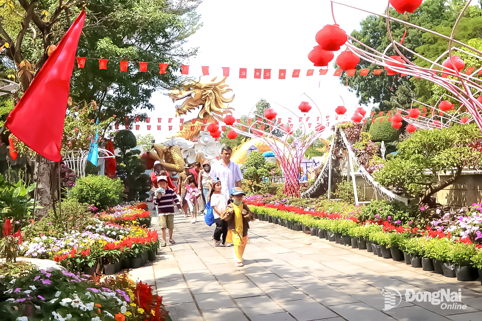 Tourists enjoying the spring season at Buu Long Tourist Area, Tran Bien Ward. Photo: Ngoc Lien