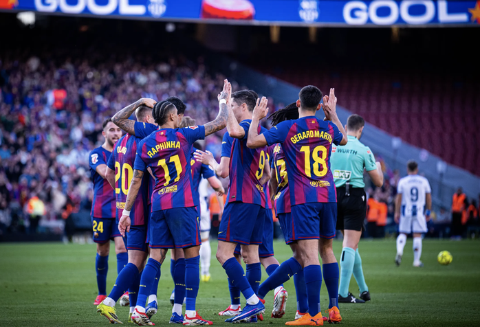 Barcelona thắng áp đảo Levante, vững ngôi đầu La Liga - Ảnh 6.