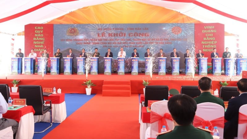 دبیرکل تو لام در مراسم کلنگ زنی مدرسه شبانه روزی بین سطوح ایا روک در استان داک لک شرکت کرد. (عکس: nhandan.vn)