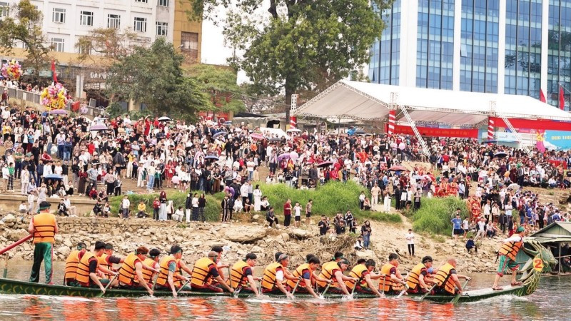 Ο αγώνας σκαφών στον ποταμό Λο στην επαρχία Τουγιέν Κουάνγκ προσελκύει πολλούς τουρίστες. (Φωτογραφία: DUC THANG)