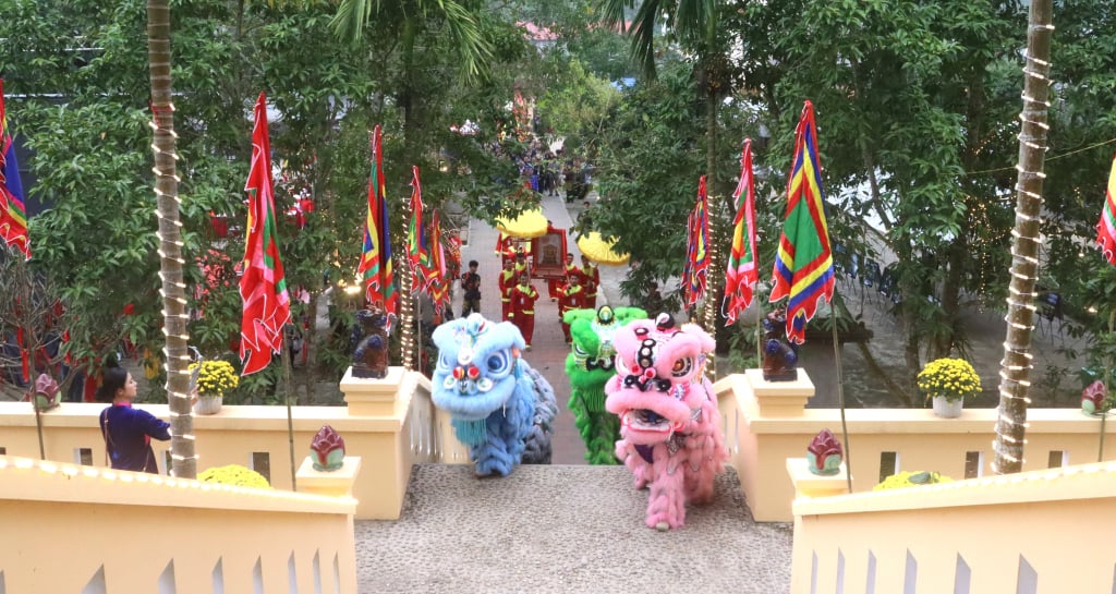 Đoàn rước kiệu trang nghiêm tiến vào khuôn viên Đền Vua Lê trong khuôn khổ Lễ hội xuân Bính Ngọ 2026.