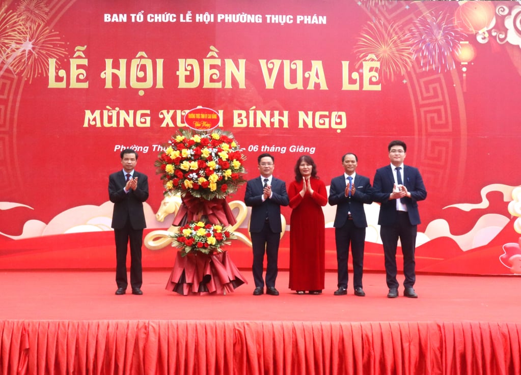 Phó Bí thư Thường trực Tỉnh ủy Bế Thanh Tịnh tặng hoa chúc mừng, chính thức khai mạc Lễ hội Đền Vua Lê năm 2026.