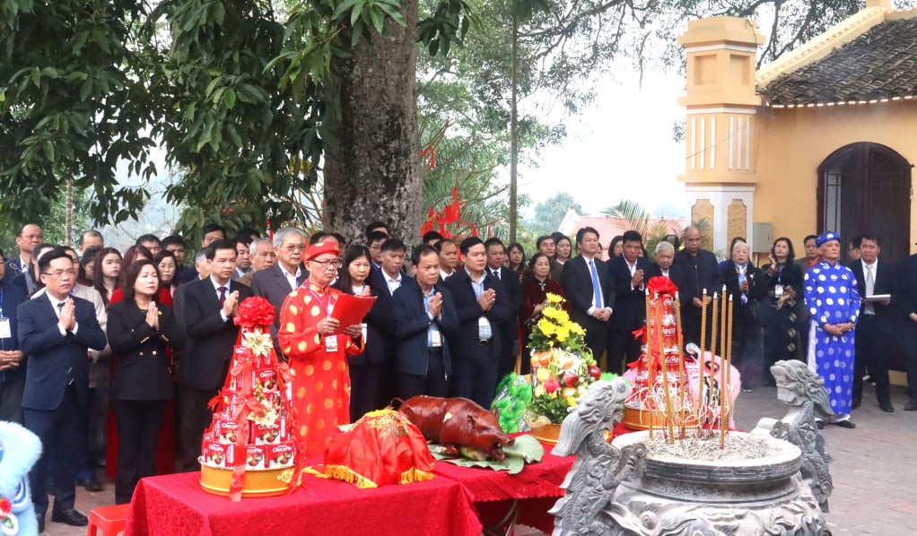 Các đồng chí lãnh đạo tỉnh, phường Thục Phán và đông đảo nhân dân thực hiện nghi thức tế lễ tại lễ khai hội.