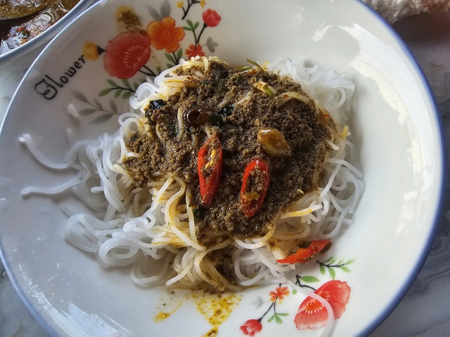 Ristoranti e locali di Gia Lai affollati dopo il Tet 2026: un'esperienza culinaria unica - Foto 2. Hàng quán Gia Lai đông khách sau Tết 2026: Trải nghiệm ẩm thực độc đáo - Ảnh 2.