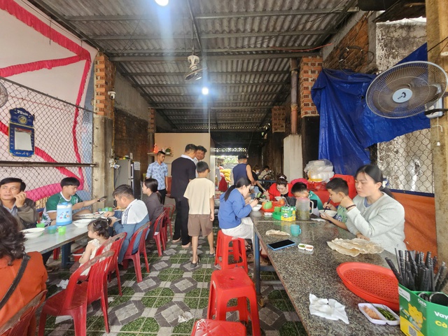 Ristoranti e locali di Gia Lai affollati dopo il Tet 2026: un'esperienza culinaria unica - Foto 3. Hàng quán Gia Lai đông khách sau Tết 2026: Trải nghiệm ẩm thực độc đáo - Ảnh 3.