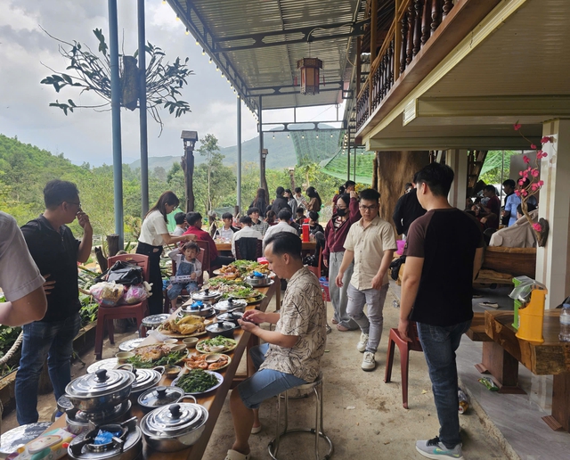 Ristoranti e locali di Gia Lai affollati dopo il Tet 2026: un'esperienza culinaria unica - Foto 8. Hàng quán Gia Lai đông khách sau Tết 2026: Trải nghiệm ẩm thực độc đáo - Ảnh 8.