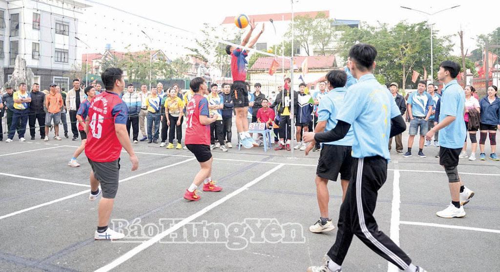 ພະນັກງານ ແລະ ປະຊາຊົນບ້ານ ຈ້ຽວວຽດເວືອງ ເຂົ້າຮ່ວມກິດຈະກຳກິລາກາຍະກຳ ແລະ ກິລາ ເພື່ອປັບປຸງສຸຂະພາບຂອງເຂົາເຈົ້າ.