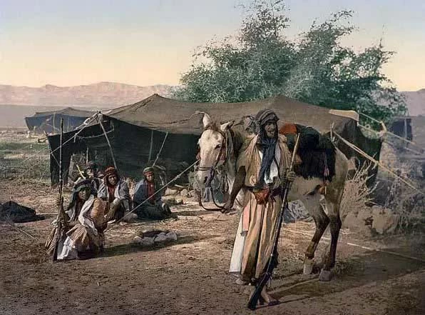 Los beduinos y el ritmo de los cascos de sus caballos para sobrevivir en el desierto.