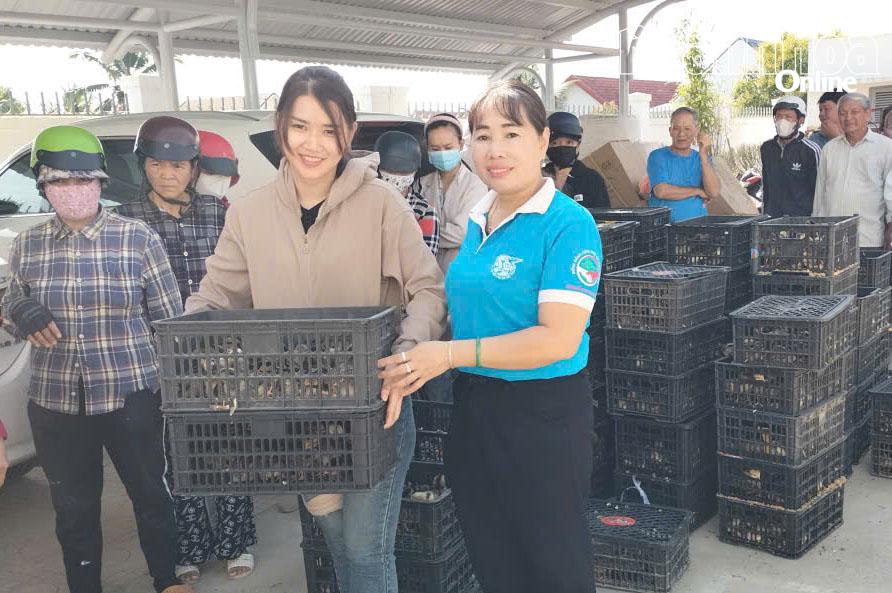 Persatuan Wanita Komune Dien Tho mengoordinasikan distribusi ayam kepada para wanita dan penduduk setempat.
