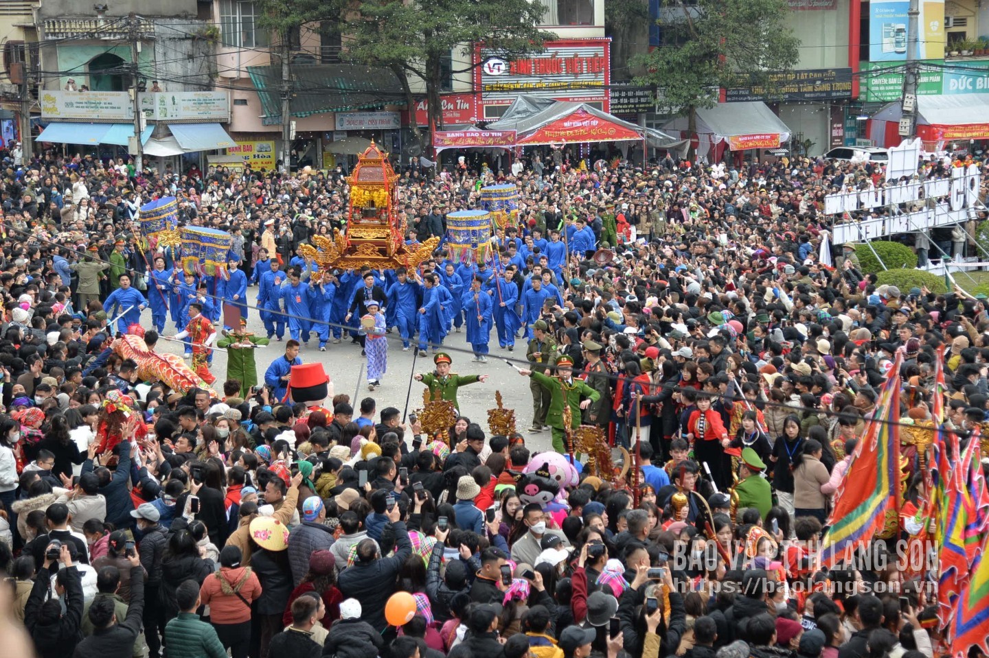 2025 में क्यू कुंग मंदिर - ता फू मंदिर उत्सव में आयोजित जुलूस में असंख्य पर्यटकों और स्थानीय लोगों ने भाग लिया।