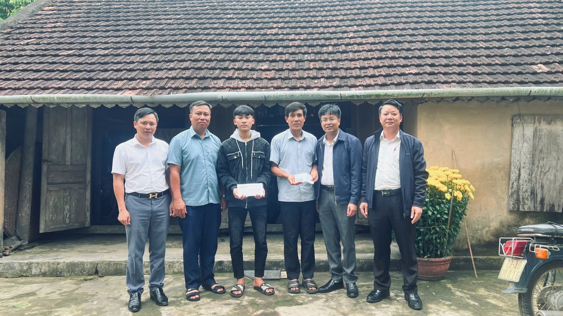 Xã Tuyên Bình thăm hỏi, cảm ơn, tặng quà cho gia đình ông Cao Hữu Tình&nbsp;-&nbsp;Ảnh: Nh.V