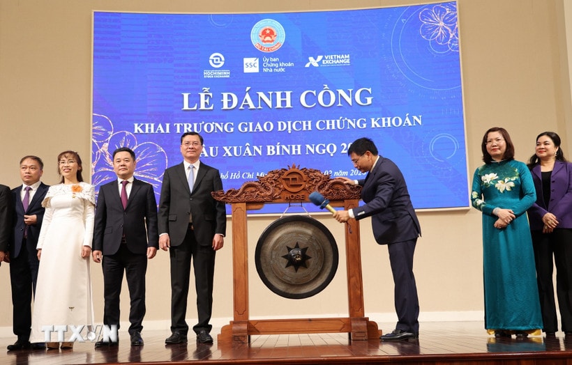 Ministr financí Nguyen Van Thang zvoní na zvonek, aby zahájil první obchodní seanci na akciovém trhu v rámci lunárního Nového roku 2026 (roku koně). (Foto: Hua Chung/VNA)