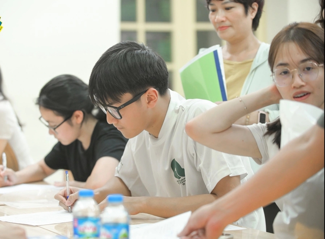 Per l'esame di ammissione al decimo anno, la maggior parte degli studenti sceglie una lingua straniera - Foto 1. Thi vào lớp 10, phần lớn chọn môn ngoại ngữ- Ảnh 1.