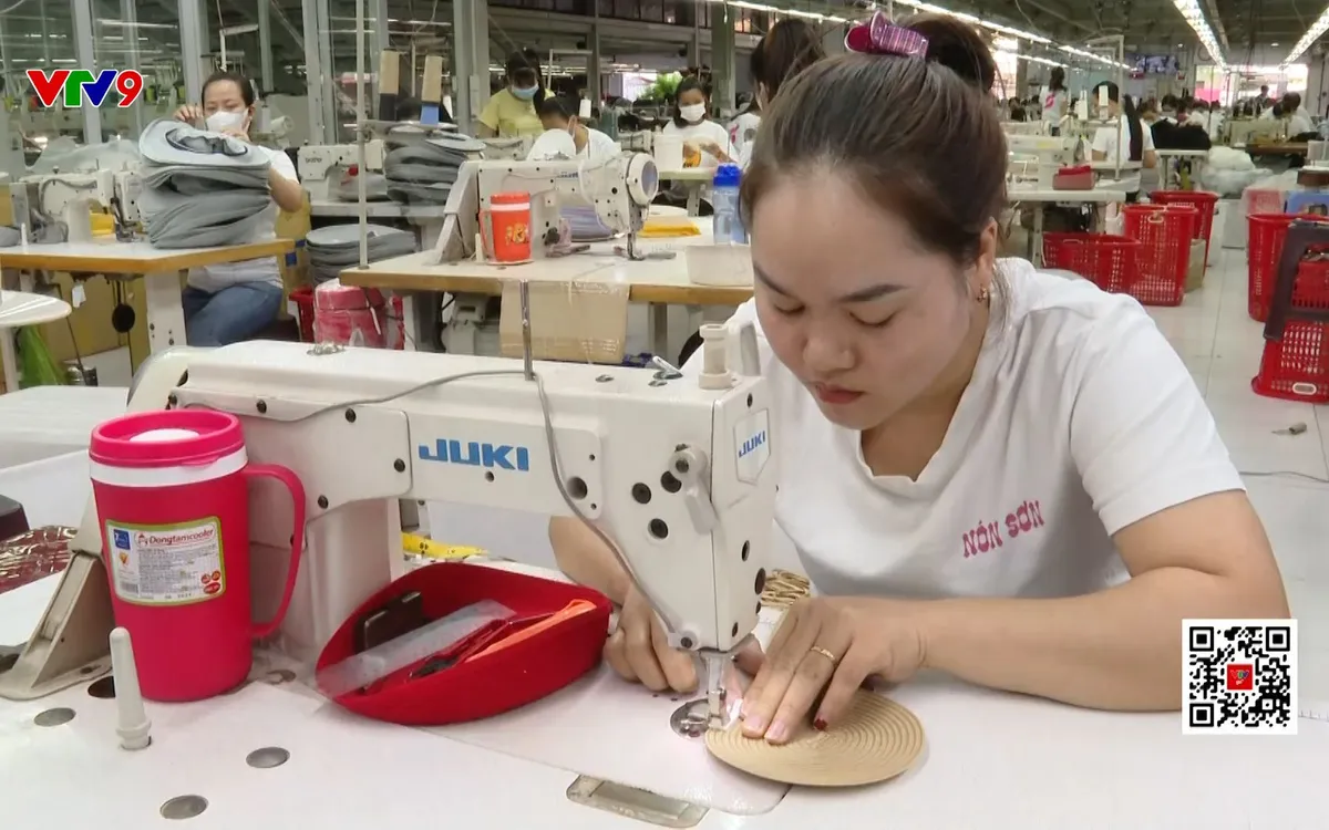Molte aziende hanno ordini prenotati fino alla fine di aprile. Nhiều doanh nghiệp nhận đơn hàng kín hết tháng 4